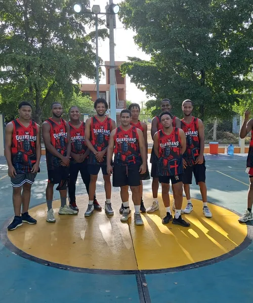 Uniforme personalizado de Basketball producido por Colonial Creative