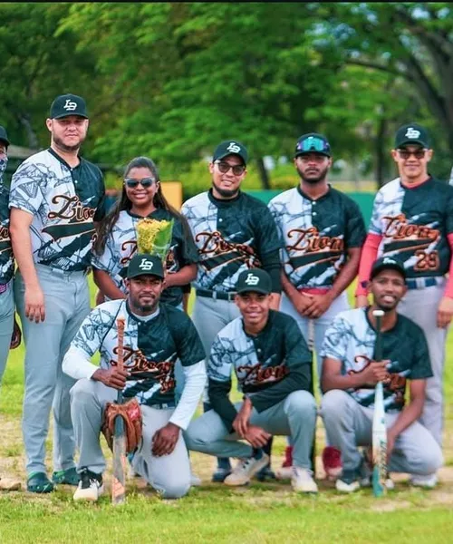 Uniforme personalizado de Softball producido por Colonial Creative