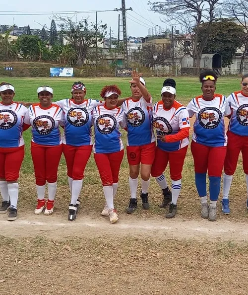 Uniforme personalizado de Softball producido por Colonial Creative