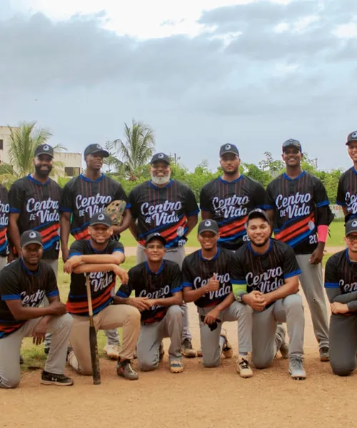 Uniforme personalizado de Softball producido por Colonial Creative